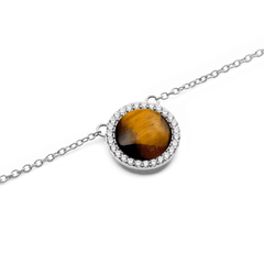 Audrey Necklace Tiger Eye Silverのチャーム部分をクローズアップした画像です。ハニーブラウンからダークブラウンへとグラデーションを描くタイガーアイの縞模様と、周囲を彩るホワイトキュービックジルコニアの繊細な輝きが際立っています。