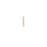 ダニエルウェリントンのCrystal Bar Stud Goldをクローズアップ。7粒のクリスタルが直線的に並んだバー型のゴールドピアスです。