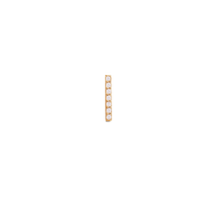 ダニエルウェリントンのCrystal Bar Stud Goldをクローズアップ。7粒のクリスタルが直線的に並んだバー型のゴールドピアスです。