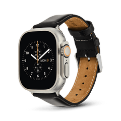 Daniel Wellington Smartwatch Leather Strap Sheffield Silverを装着したApple Watch Ultraの斜めからの画像です。ブラックレザーにコントラストステッチが施されたストラップと、シルバーのピンバックルが特徴です。