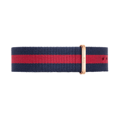 Daniel Wellington Oxford Strapのネイビーとレッドのストライプ柄NATOタイプ替えストラップです。ローズゴールドのキーパーにはブランドロゴが刻印されています。