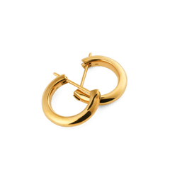 ダニエルウェリントンのArch Earrings Gold 9mmを重ねて撮影した接写画像です。ピンタイプの留め具構造がはっきりと確認でき、ポリッシュ仕上げのゴールド表面が光を美しく反射する質感が伝わります。
