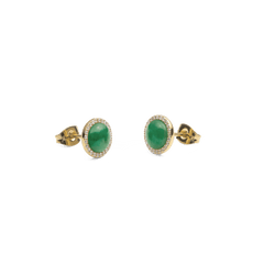 Audrey Earrings Jade Goldのペア全体をご覧いただけます。鮮やかなグリーンの翡翠を使用したドーム型カボションを、キュービックジルコニアのハローが彩り、バタフライキャッチの裏面も確認できます。