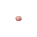 ダニエルウェリントンのRhodonite Crystal Orb Gold Charmは、ピンクのロードナイト天然石を中心に、両側をホワイトクリスタルでリング状にあしらったオーブ型のゴールドチャームです。上品な輝きが魅力のデザインを、正面からアップでご覧いただけます。