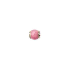 ダニエルウェリントンのRhodonite Crystal Orb Gold Charmは、ピンクのロードナイト天然石を中心に、両側をホワイトクリスタルでリング状にあしらったオーブ型のゴールドチャームです。上品な輝きが魅力のデザインを、正面からアップでご覧いただけます。