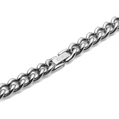 Chunky Chain Necklace Silverの折りたたみ式クラスプ部分を撮影したディテール写真です。チェーンのラインに自然になじむ留め具にはDaniel Wellingtonのロゴが刻印されており、太めのカーブリンクと一体感のある仕上がりがご確認いただけます。