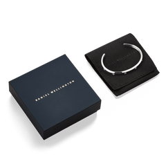 Classic Lumine Braceletシルバーのギフトパッケージです。ダークネイビーのブランドロゴ入りボックスと、ブラックのスエード調ポーチに収められたシルバーカフブレスレットがセットになっています。