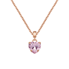 ローズゴールドのチェーンに通したDaniel Wellington Heart Pink Crystal Charmの全体像です。多面カットのピンククリスタルが光を反射して輝き、ネックレスとしてのスタイリングを演出します。