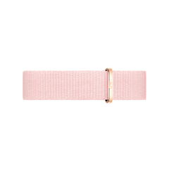 ダニエルウェリントンのRosewater NATOストラップを正面からクローズアップ。淡いピンクの織り生地にローズゴールドのキーパーをあしらったデザインです。