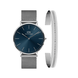 Daniel WellingtonのClassic Mesh Arcticは、アークティックブルーのサンレイダイヤルとシルバーメッシュストラップが特徴の腕時計です。ブランドロゴを刻印したシルバーのElan Braceletをセットにしたギフト用モデルです。