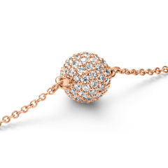 Pavé Crystal Pendant Bracelet Rose Goldのパヴェボール部分をクローズアップした画像です。ローズゴールドの爪でCZクリスタルが一粒ずつ丁寧にセッティングされ、光を受けて繊細な輝きを放ちます。
