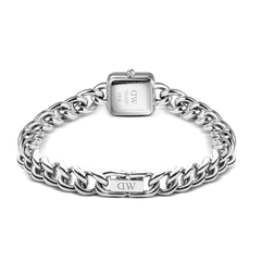 Jolie Chain Silverの裏面をご紹介します。スクエアケースの裏蓋には3ATM防水表記やシリアルナンバーが刻印されており、チェーン部分のクラスプにはDaniel Wellingtonのロゴが施されています。