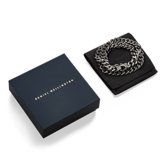 Ellipse Cuban Chain Necklace Graphiteが、ブランドロゴ入りのネイビーボックスとブラックポーチに収められたギフトパッケージの画像です。贈り物にぴったりの上品な仕様をご確認いただけます。