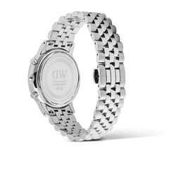 Iconic Chronograph Arch 5-Link Off-White Panda Silverの裏蓋側からの製品写真です。ケースバックにはDaniel Wellingtonのロゴとシリアルナンバーが刻印されており、ブラッシュド仕上げとポリッシュ仕上げが交互に施された5リンクジュビリーブレスレットの立体的な構造が確認できます。