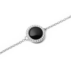 Audrey Bracelet Black Agathe Silverのチャーム部分をクローズアップした写真です。ドーム型にカットされた黒メノウの艶やかな表面と、それを取り囲むホワイトキュービックジルコニアの繊細な輝き、そしてシルバーチェーンの細部まで確認できます。