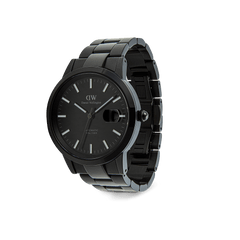 ダニエルウェリントン Iconic Link Automatic Blackを右斜め前方から撮影した画像です。オールブラックのリンクブレスレットとケースが一体となったシルエットに、エナメルブラックの文字盤とバーインデックス、ブラックのリューズが映えています。100m防水仕様の表記も確認できます。