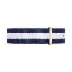 ローズゴールドの遊環がアクセントになったGlasgow Strap Rose Goldのクローズアップ画像です。ネイビーとホワイトのストライプが美しい高密度織りのNATOストラップに、ブランドロゴが刻まれた遊環が合わさっています。