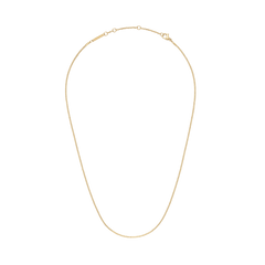 Daniel Wellington Box Chain Necklace Gの全体像です。白い背景に、細身のゴールドカラーのボックスチェーンが輪の状態で置かれており、留め具やアジャスター部分の細部まで確認できます。