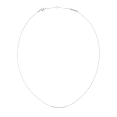 ダニエルウェリントン Mirelle Eternity Necklace Silverの全体像です。細身のシルバーチェーンの中央に、ホワイトキュービックジルコニアを一列にあしらったクリスタルバーが配されています。ロブスタークラスプと、長さ調節用のエクステンションチェーンも付属しています。