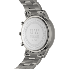 Iconic Chronograph Link Graphiteの裏蓋を撮影した画像です。ステンレススチール製のケースバックには、Daniel Wellingtonのロゴやシリアルナンバー、5ATM防水表記が刻印されています。また、リンクブレスレットのクイックリリース機構部分もご確認いただけます。