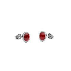 Audrey Earrings Red Agathe Silverのペア画像です。艶やかな赤メノウのカボションをキュービックジルコニアのハローが囲み、バタフライキャッチの裏側が確認できるアングルとなっています。