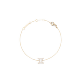 白背景に撮影されたCrystal Zodiac Chain Bracelet Goldの全体像です。細いゴールドチェーンの中央下部には、クリスタルをあしらった双子座モチーフのペンダントが配置されています。上部にはアジャスタープレートとロブスタークラスプが付いています。