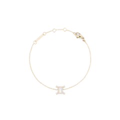白背景に撮影されたCrystal Zodiac Chain Bracelet Goldの全体像です。細いゴールドチェーンの中央下部には、クリスタルをあしらった双子座モチーフのペンダントが配置されています。上部にはアジャスタープレートとロブスタークラスプが付いています。