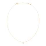 ダニエルウェリントン Mirelle Star Necklace Goldの全体像です。極細のゴールドチェーンの中央に、クリスタルをあしらった小さな星型のペンダントが配されています。ロブスタークラスプとブランド刻印のプレートも確認できます。