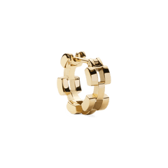 Daniel Wellingtonの3-Link Earrings Goldをクローズアップで撮影。リンク構造の隙間が光と影を捉え、ゴールドメッキの表面に立体感のある陰影を生み出す、小ぶりなフープピアスです。