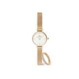 Daniel WellingtonのPetite Miniゴールドメッシュストラップ腕時計とPave Crystal Ringのギフトセットです。ホワイト文字盤を採用したコンパクトなラウンドケースの腕時計と、クリスタルが二列に輝くゴールドリングをセットにしました。特別な日のプレゼントにもおすすめです。