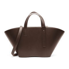 Daniel Wellington River Bag Brownの背面画像です。滑らかなブラウンスムーズレザーの質感と、両サイドに広がるアーチ型のシルエットが確認できます。ショルダーストラップは左側に垂らされています。