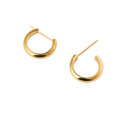 ダニエルウェリントンのArch Earrings Gold 12mmをさまざまな角度から撮影した商品写真です。ポストとアーチ型の立体的なフォルム、ゴールドの美しい輝きが白い背景に映えます。