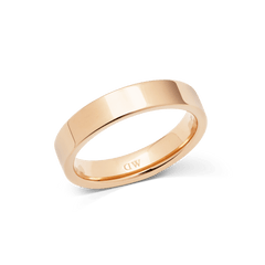 Daniel Wellington Line Ring Polished Rose Goldの商品画像。幅4.5mmのフラットバンドにポリッシュ仕上げを施したローズゴールドリングです。直線的なエッジと滑らかな表面が特徴で、内側にはブランドロゴの刻印が入っています。