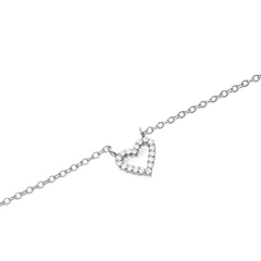 Mirelle Heart Necklaceのオープンハートペンダントをクローズアップ。シルバーチェーンにつながれたハートの輪郭に沿って、ホワイトキュービックジルコニアが一粒ずつセットされています。
