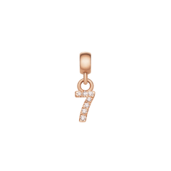 ローズゴールドのPVD加工を施したコンパクトなチャーム「Crystal Number Charm Rose Gold」です。数字の「7」をモチーフに、キュービックジルコニアがラインに沿って一粒ずつ丁寧にセットされています。