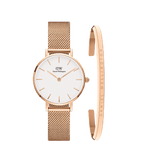 Daniel WellingtonのPetite Melrose ローズゴールド メッシュウォッチと、ブランドロゴ刻印入りClassic Braceletのギフトセットです。ホワイト文字盤にバーインデックスをあしらった、ミニマルなデザインが特徴です。
