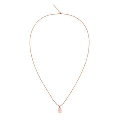 ダニエルウェリントンのローズゴールドチェーンネックレスにRose Quartz Oval Rose Gold Charmを組み合わせた全体像。細身のチェーンと淡いピンクのオーバルカットストーンが調和し、ミニマルで上品な印象に仕上がっています。