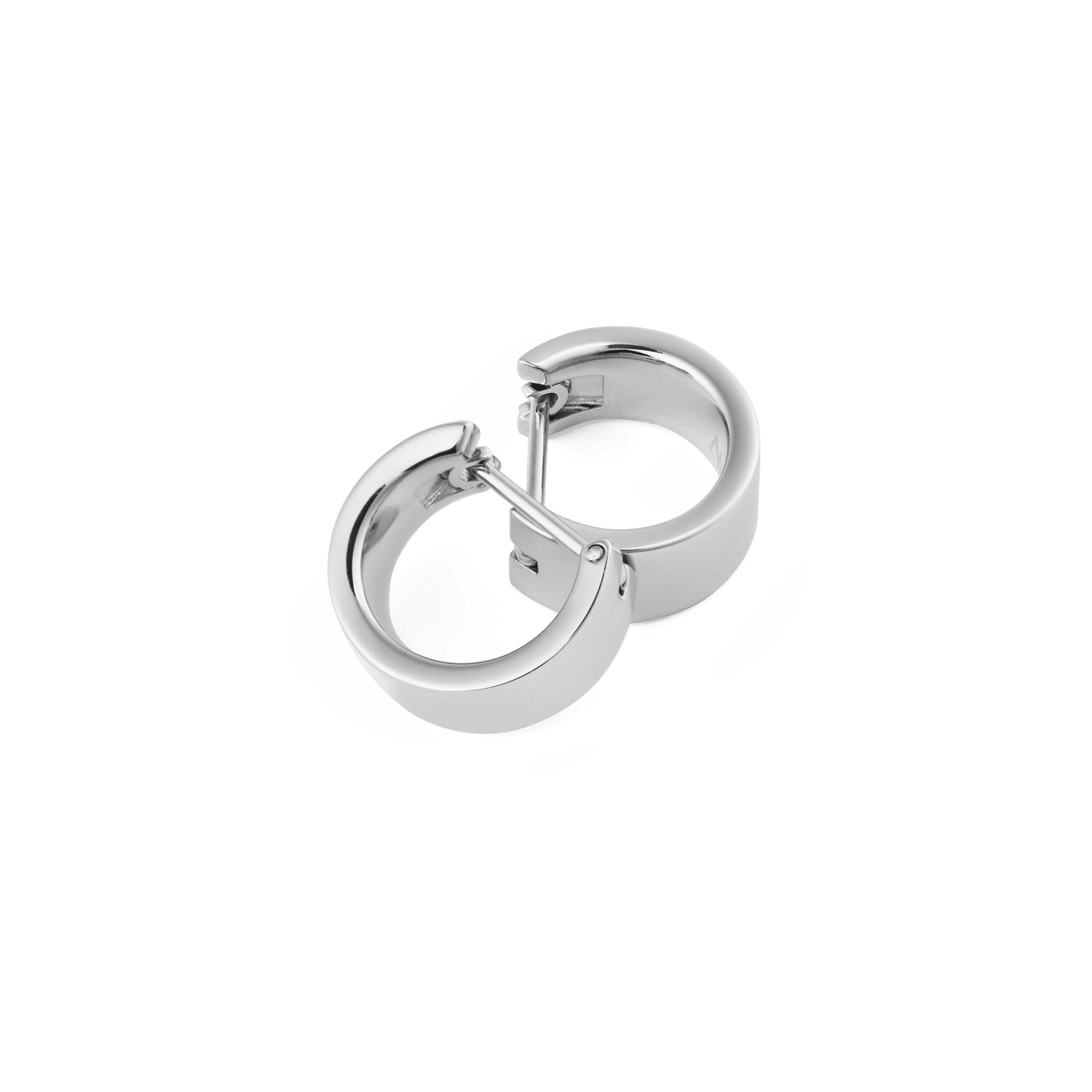 Daniel WellingtonのLine Earrings ポリッシュシルバー（5.5mm）をクローズアップした画像です。二重のフープピアスが重なり合い、幅広のフラットな曲面が光を美しく反射しています。