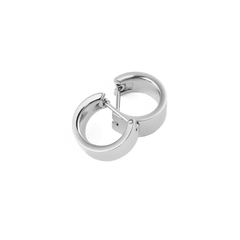 Daniel WellingtonのLine Earrings ポリッシュシルバー（5.5mm）をクローズアップした画像です。二重のフープピアスが重なり合い、幅広のフラットな曲面が光を美しく反射しています。