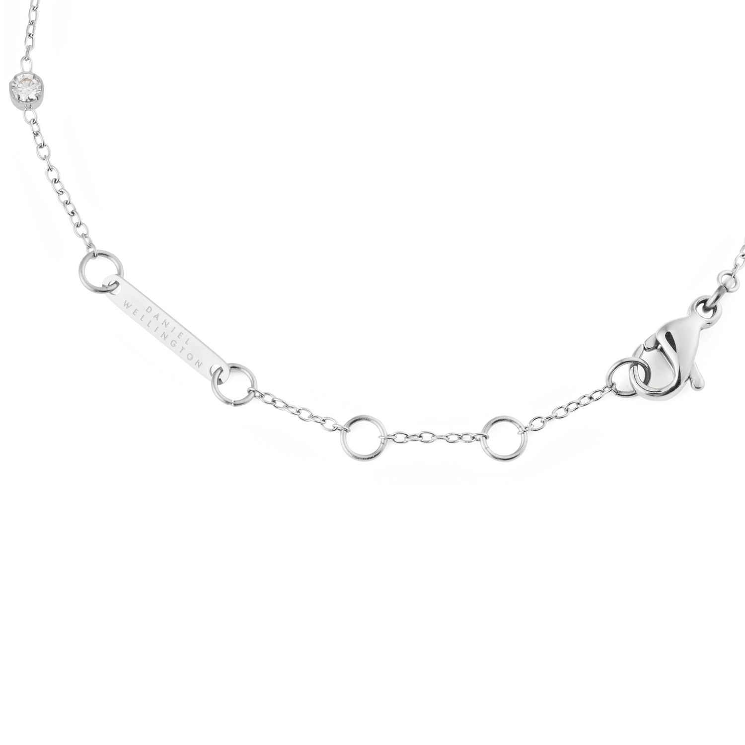 パールブレスレット Silverのクラスプ部分を拡大した画像です。ロブスタークラスプとDaniel Wellingtonのブランド名が刻印されたシルバープレート、長さ調節用のアジャスターリングが確認できます。