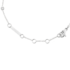 パールブレスレット Silverのクラスプ部分を拡大した画像です。ロブスタークラスプとDaniel Wellingtonのブランド名が刻印されたシルバープレート、長さ調節用のアジャスターリングが確認できます。