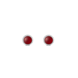 Daniel WellingtonのAudrey Earrings Red Agathe Silverです。ドーム型の赤メノウを中心に、ホワイトキュービックジルコニアのハローがシルバーフレームに沿って輝くスタッドピアスです。