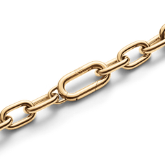 Crystal Link Bracelet Goldのクラスプ部分には、Daniel Wellingtonのロゴが刻印されたゴールドのオーバルリンクチェーンが連なっています。丁寧に研磨された各コマの立体感と輝きが特徴です。