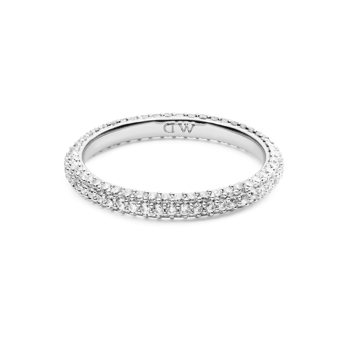ダニエルウェリントン Pavé Ring Silverを斜めから捉えたクローズアップ画像です。3列に配置されたキュービックジルコニアの輝きと、内側に刻印されたブランドロゴがご覧いただけます。