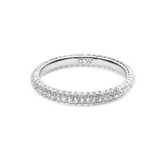ダニエルウェリントン Pavé Ring Silverを斜めから捉えたクローズアップ画像です。3列に配置されたキュービックジルコニアの輝きと、内側に刻印されたブランドロゴがご覧いただけます。