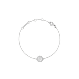Daniel Wellington Audrey Bracelet Mother of Pearl Silverの全体画像です。シルバートーンの細身チェーンの中央に、カボションカットの真珠母貝をあしらい、その周囲をホワイトキュービックジルコニアのヘイローが彩ります。ロブスタークラスプとサイズ調節リングも確認できます。