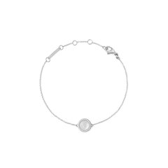 Daniel Wellington Audrey Bracelet Mother of Pearl Silverの全体画像です。シルバートーンの細身チェーンの中央に、カボションカットの真珠母貝をあしらい、その周囲をホワイトキュービックジルコニアのヘイローが彩ります。ロブスタークラスプとサイズ調節リングも確認できます。
