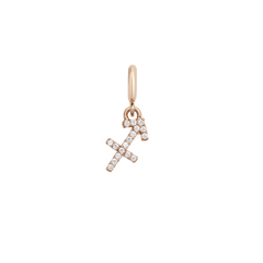 ダニエルウェリントンのZodiac Watch Charm Rose Goldは、射手座のシンボルをモチーフにしたデザインです。矢をイメージしたラインにキュービックジルコニアが輝き、ローズゴールドの上品な光沢と繊細なきらめきが重なり合います。