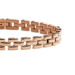 Daniel Wellingtonの3-Link Bracelet ローズゴールドをクローズアップした画像です。各リンクの丸みを帯びたフォルムや、ポリッシュ仕上げの質感、リンク同士の連結部分まで細部をご確認いただけます。