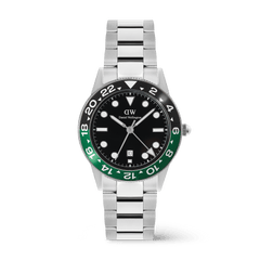 Daniel Wellington Iconic GMT Link Black Green Ceramic Bezelの正面画像。ブラックからグリーンへのグラデーションが美しいセラミックベゼルを採用し、ブラック文字盤にはルミノスインデックスを配した40mmサイズのメンズGMT腕時計です。シルバーのステンレススチール製リンクブレスレットが上品な印象を添えています。